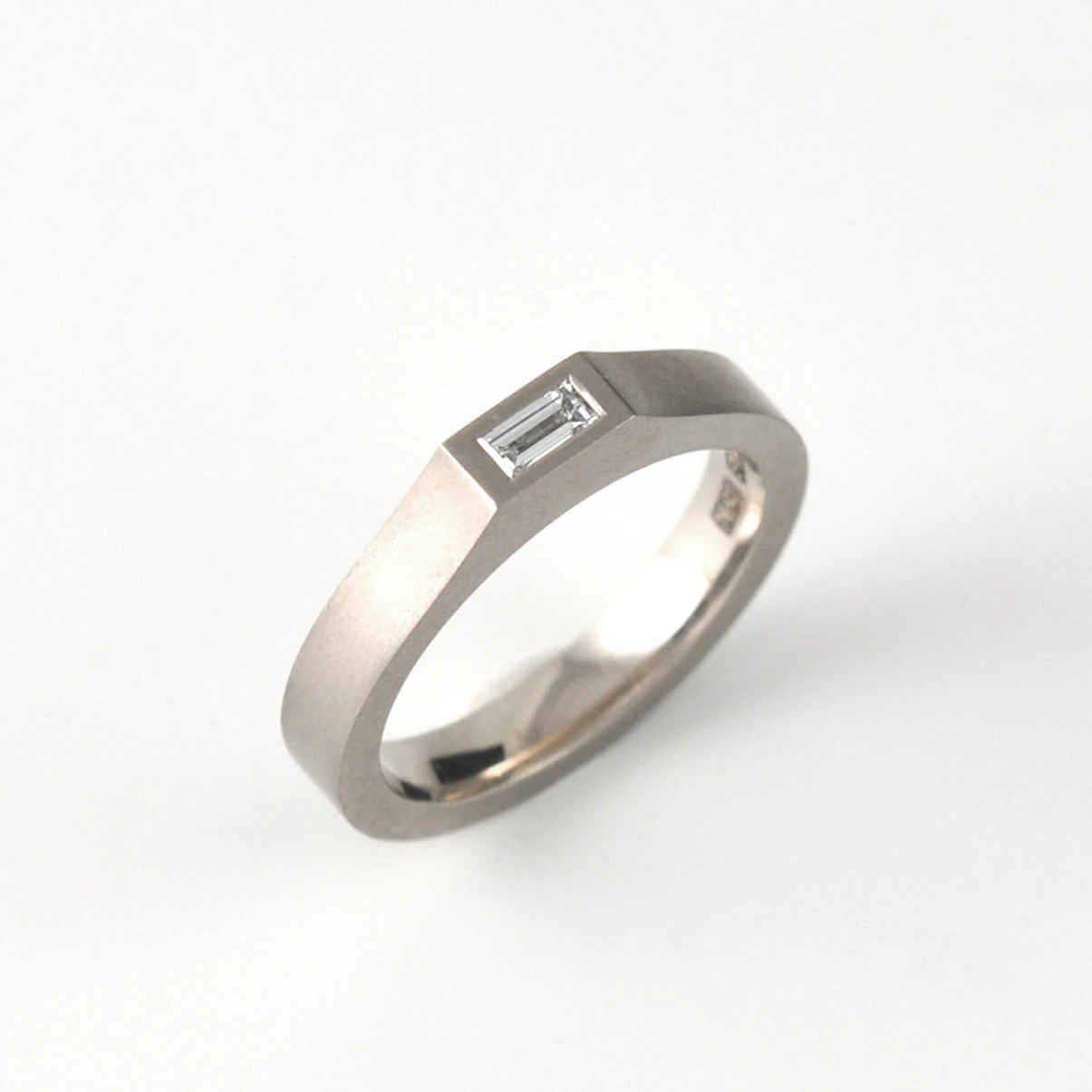 18k White gold mini signet w. 0,10ct baguette cut diamond