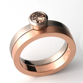 White gold ring w. 0,37ct coffee diamond and rosé band