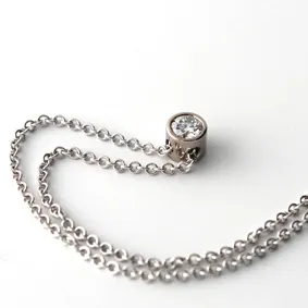 Diamond pendant 0,20ct on white gold chain
