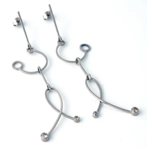 Long white gold earrings with coffee diamonds