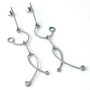 Long white gold earrings with coffee diamonds