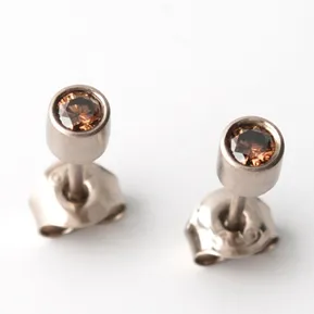 White gold earstuds with coffee diamonds