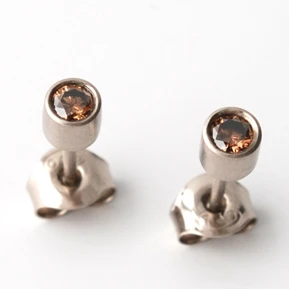 White gold earstuds with coffee diamonds